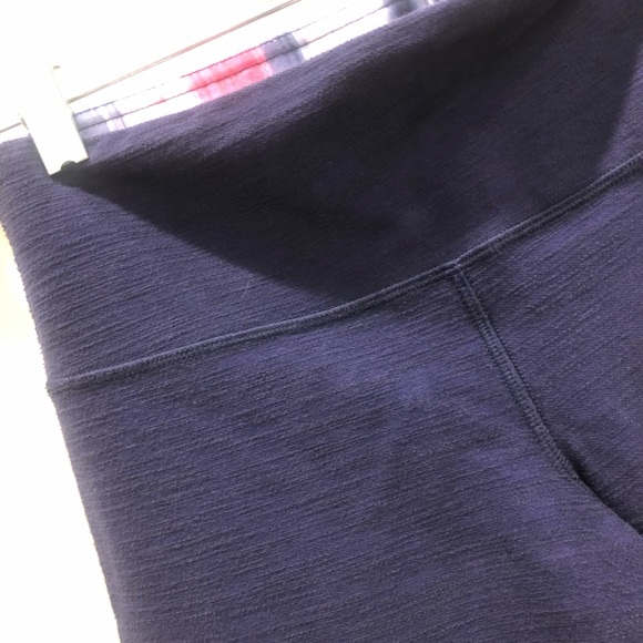 Navy Lululemon Wunder Under cropped leggings - Picture 4 of 4